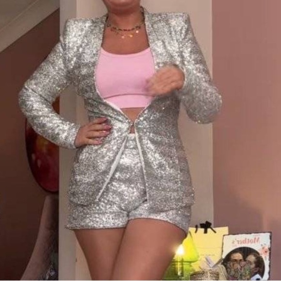 🎉New 2024 Silver Sparkle shorts set features a V-neck sequin blazer and shorts - Picture 11 of 16